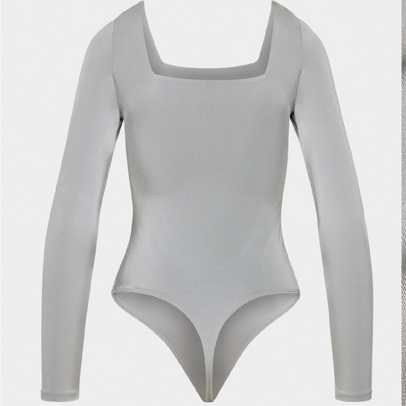 Aritzia Contour Metallic Long Sleeve Bodysuit In Platinum Chrome Size Small NWT! - Picture 5 of 10